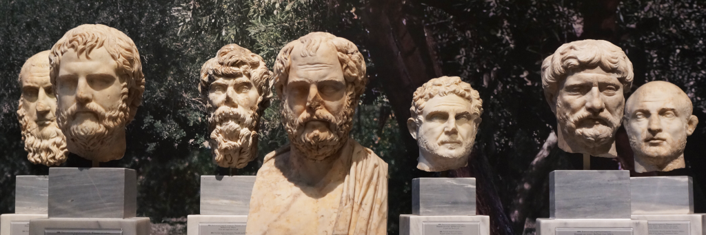 Bustos de filósofos da Grécia antiga, os mesmos sobre quem Luiz Alfredo Garcia-Roza ensinava em suas aulas.